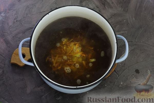 Фасолевый суп с мясом, баклажанами и помидорами