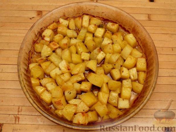 Картофель, запечённый в духовке, с жареным беконом и сырным соусом бешамель