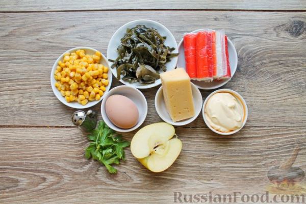 Салат с крабовыми палочками, сыром, кукурузой, морской капустой и яблоками