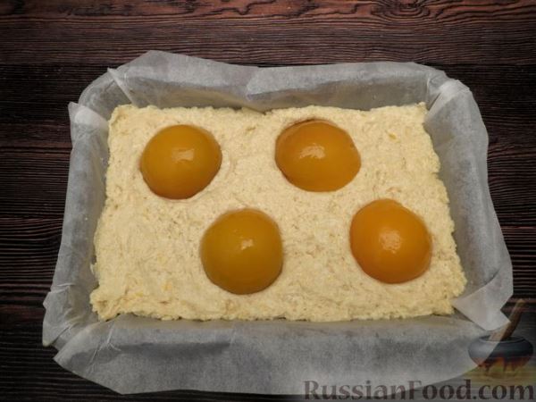 Сметанный пирог с консервированными персиками (без яиц)
