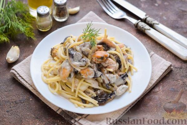 Спагетти с грибами и морепродуктами в сливочном соусе