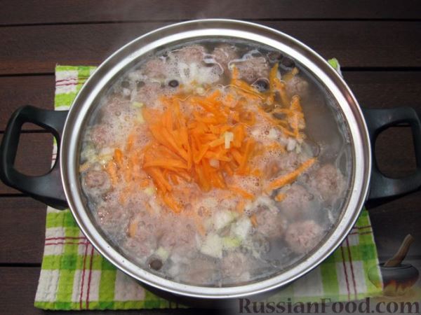 Суп с перловкой, мясными фрикадельками и солёными огурцами