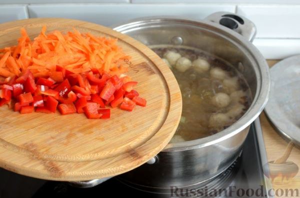 Сырный суп с фрикадельками и овощами