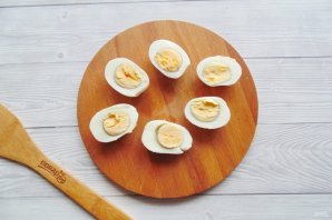 Фаршированные яйца с печенью и грибами